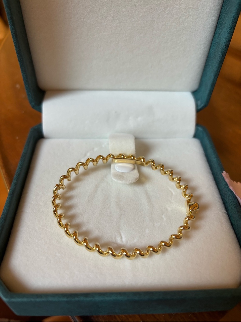 Mini slinkee bracelet in gold